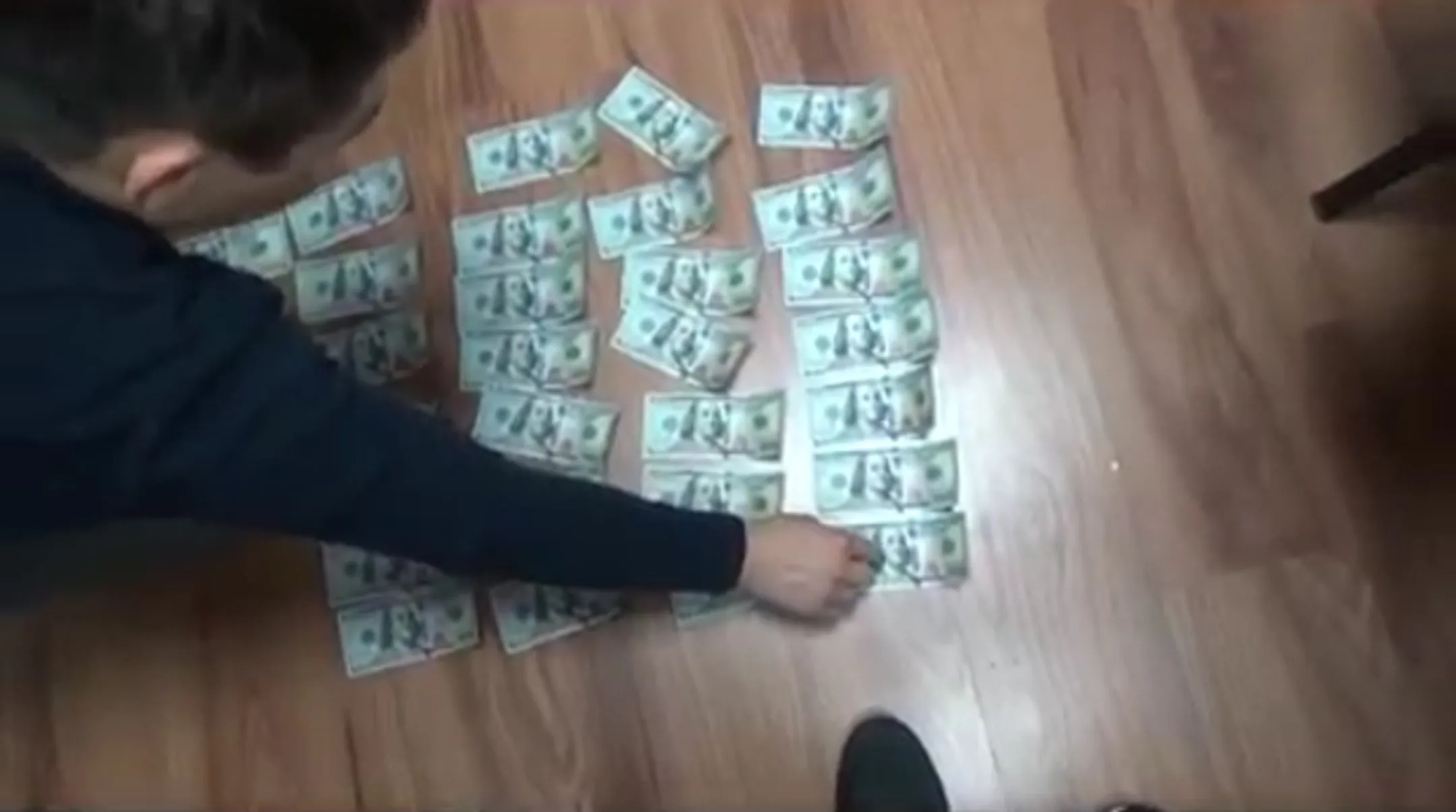 Офицер службы экономических расследований подозревается в получении взятки - Image Kapital.kz