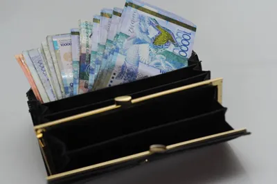 Самая высокая номинальная зарплата в финансовой и страховой сферах