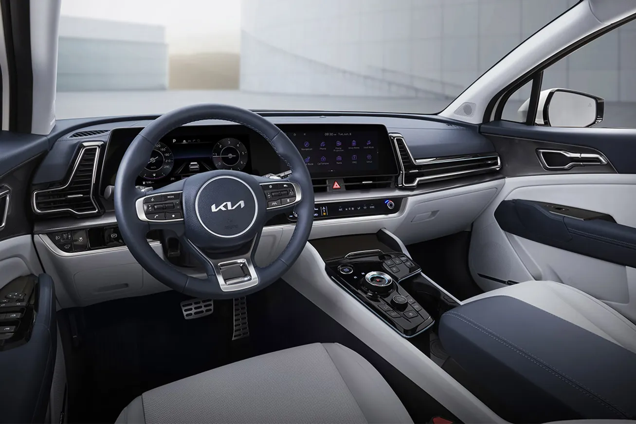 Land Cruiser 300, новый Sportage и готовый La Voiture Noire - фото kapital.kz