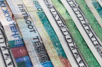 Дешевеющая нефть тянет тенге вниз