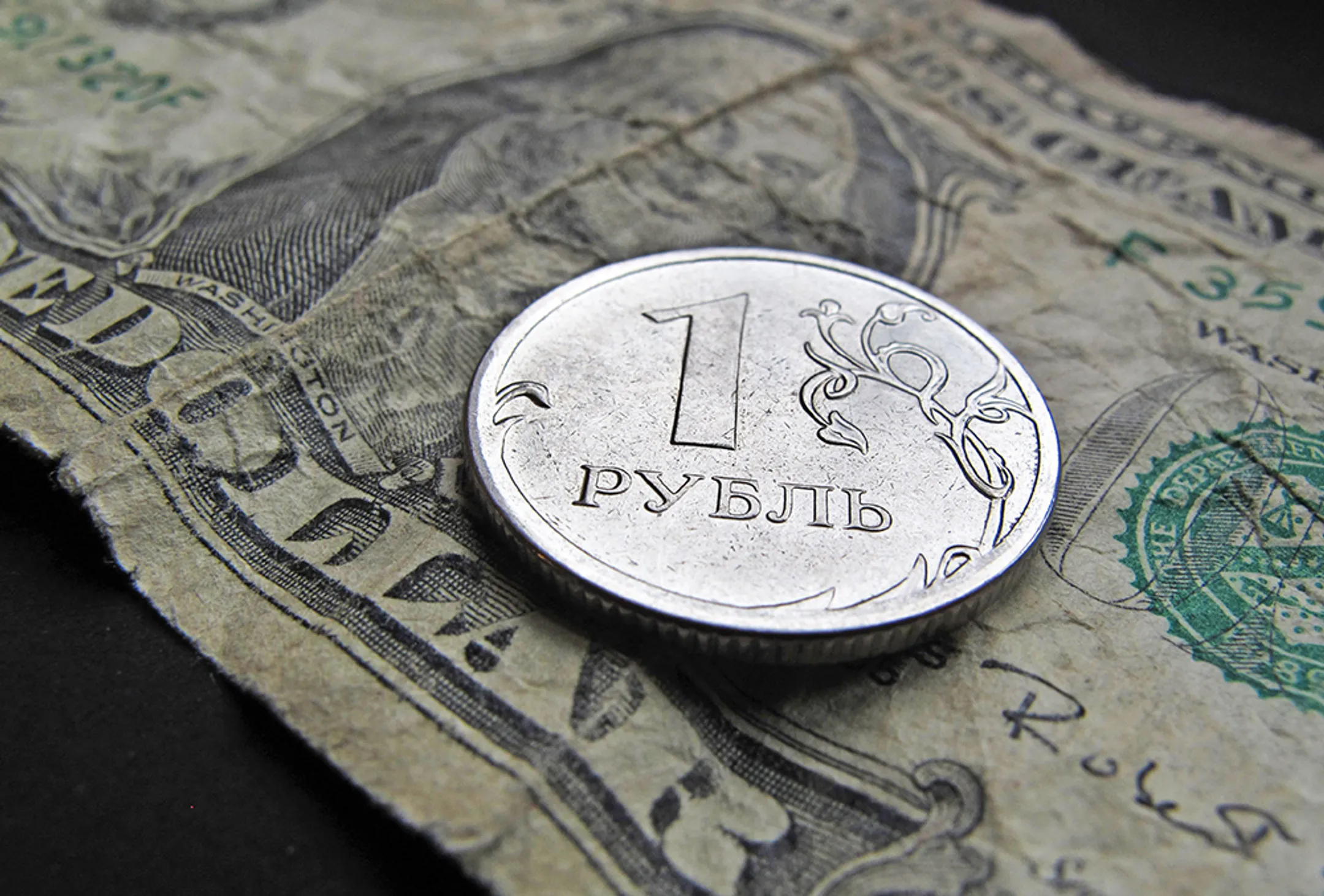 Рублю предсказали обвал по сценарию 2014 года - Image Kapital.kz