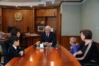 Капитал - Аким Алматинской области вручил семьям летчиков разбившегося СУ-27 ключи от квартир