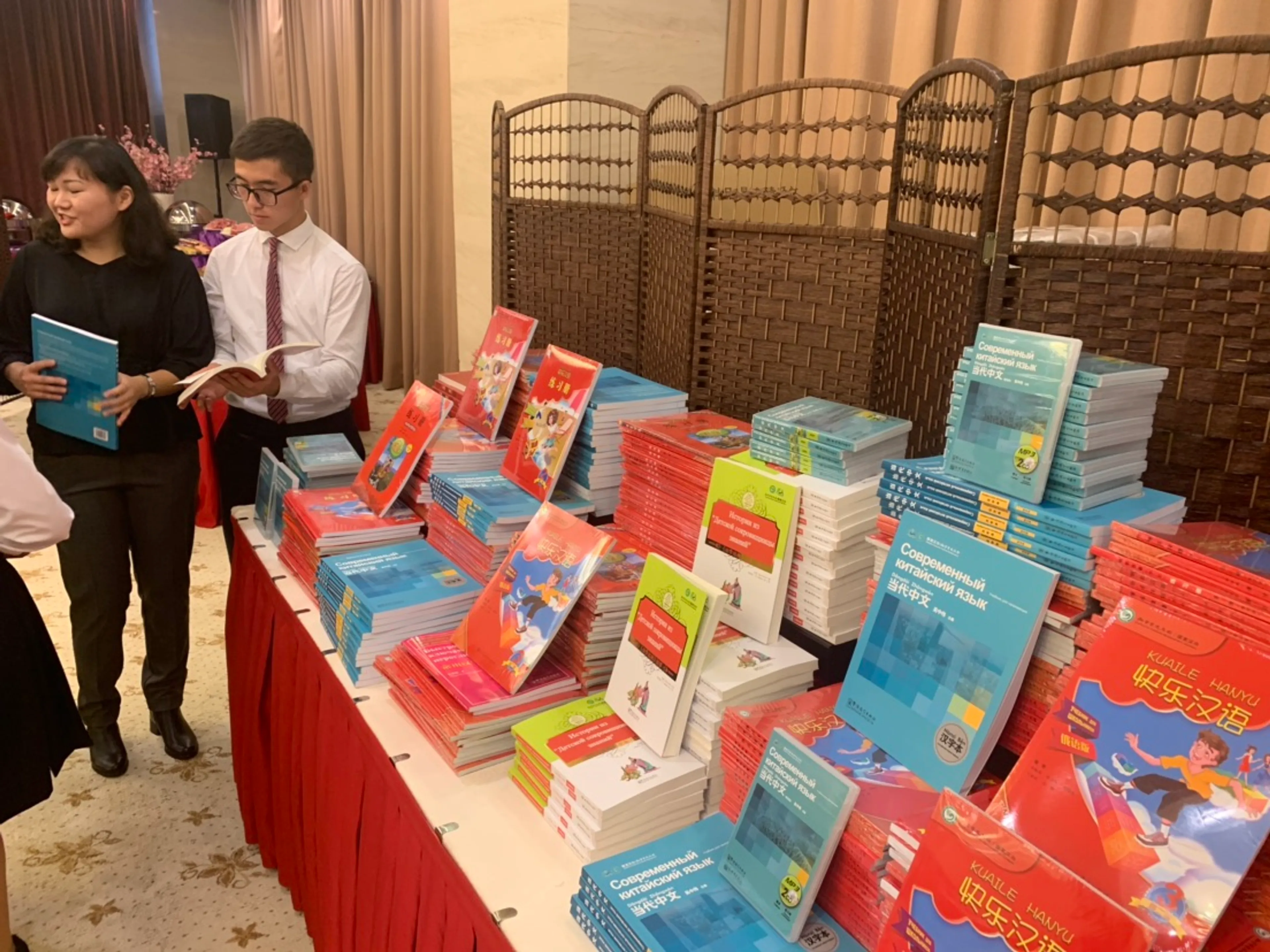 Капитал - Посольство КНР подарило столичным школьникам учебники китайского языка