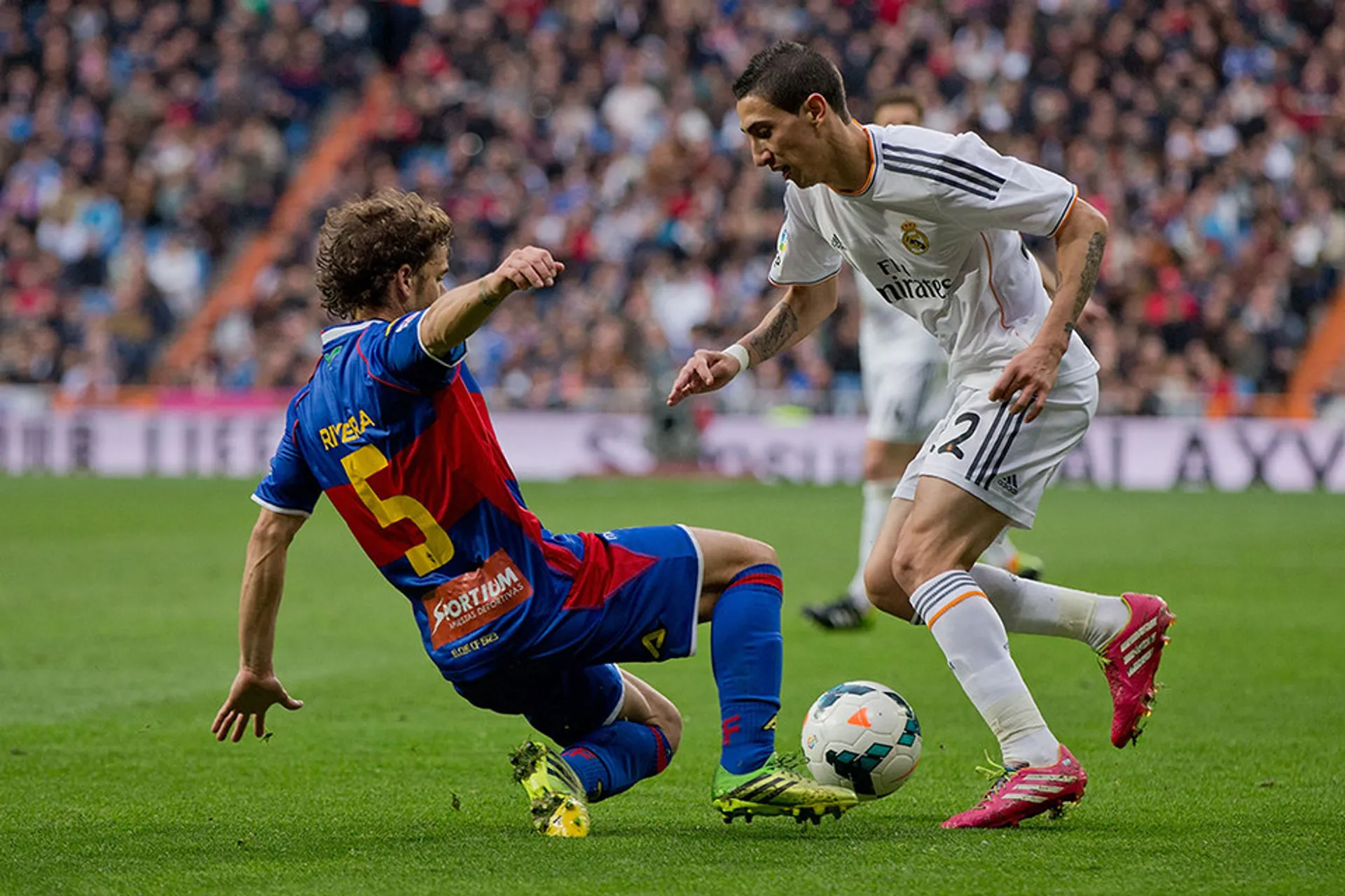 Капитал - В европейских футбольных чемпионатах прошли матчи очередных туров