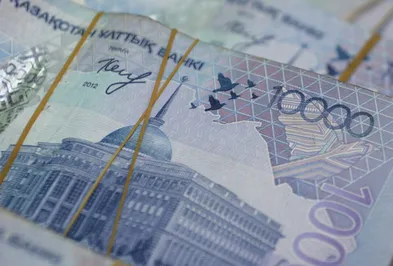 Тенге завершил торговую неделю в минусе