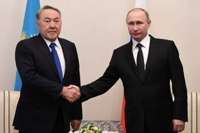 Нурсултан Назарбаев поздравил Владимира Путина с Днем рождения