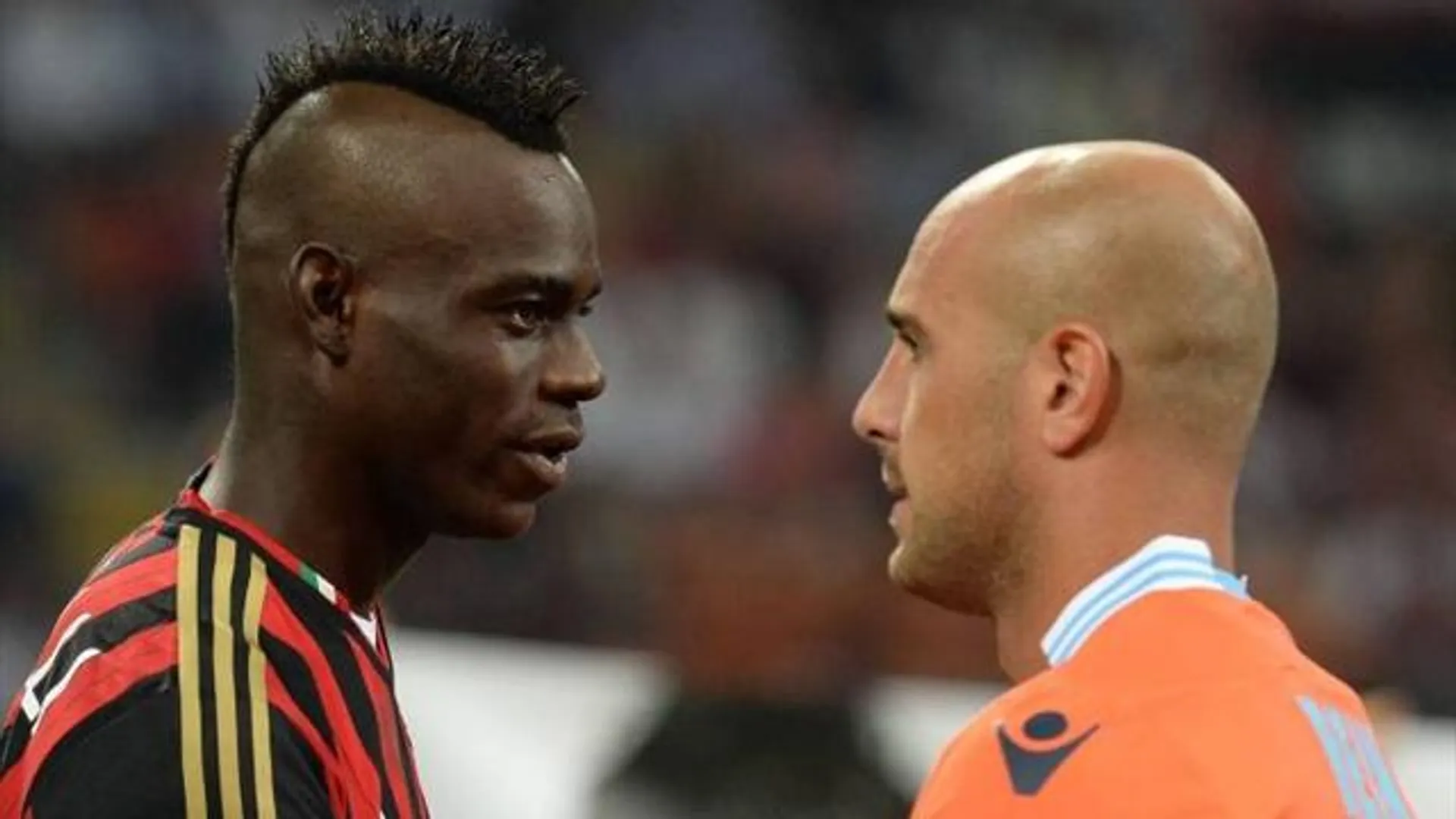 Капитал - Вратарь «Наполи» нашел применение футболке Балотелли