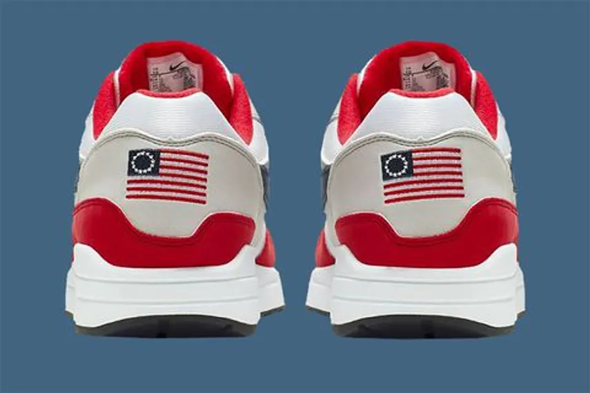 Капитал - Nike прекратил продажу кроссовок с первым флагом США