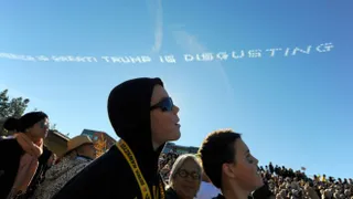 Капитал - В небе Калифорнии написали оскорбления в адрес Трампа