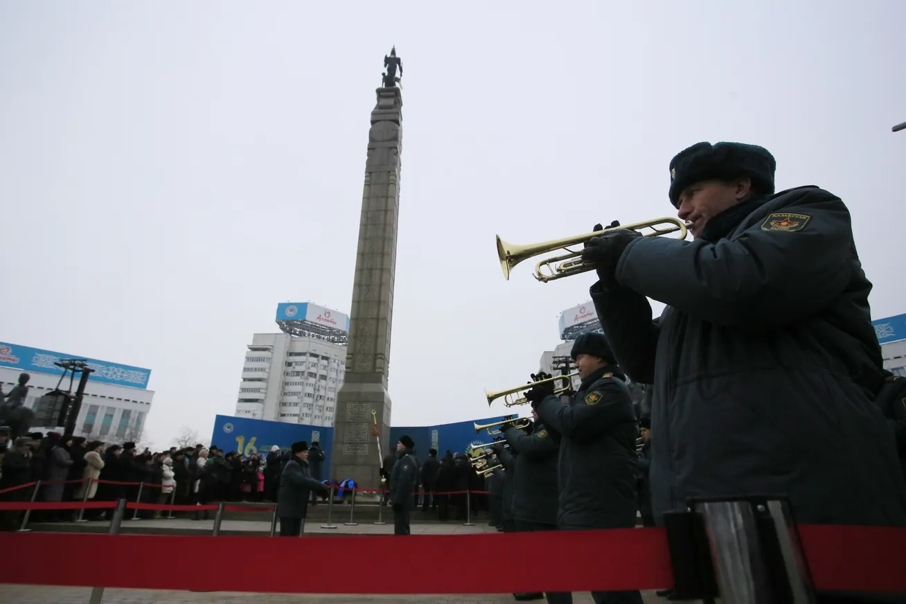 В Алматы состоялась церемония возложения цветов в честь Дня независимости РК - фото kapital.kz