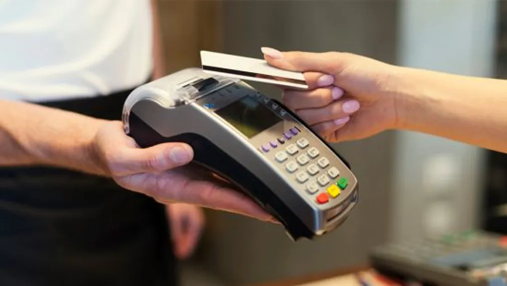 Капитал - Казахстанцы активно переходят на безналичный расчет