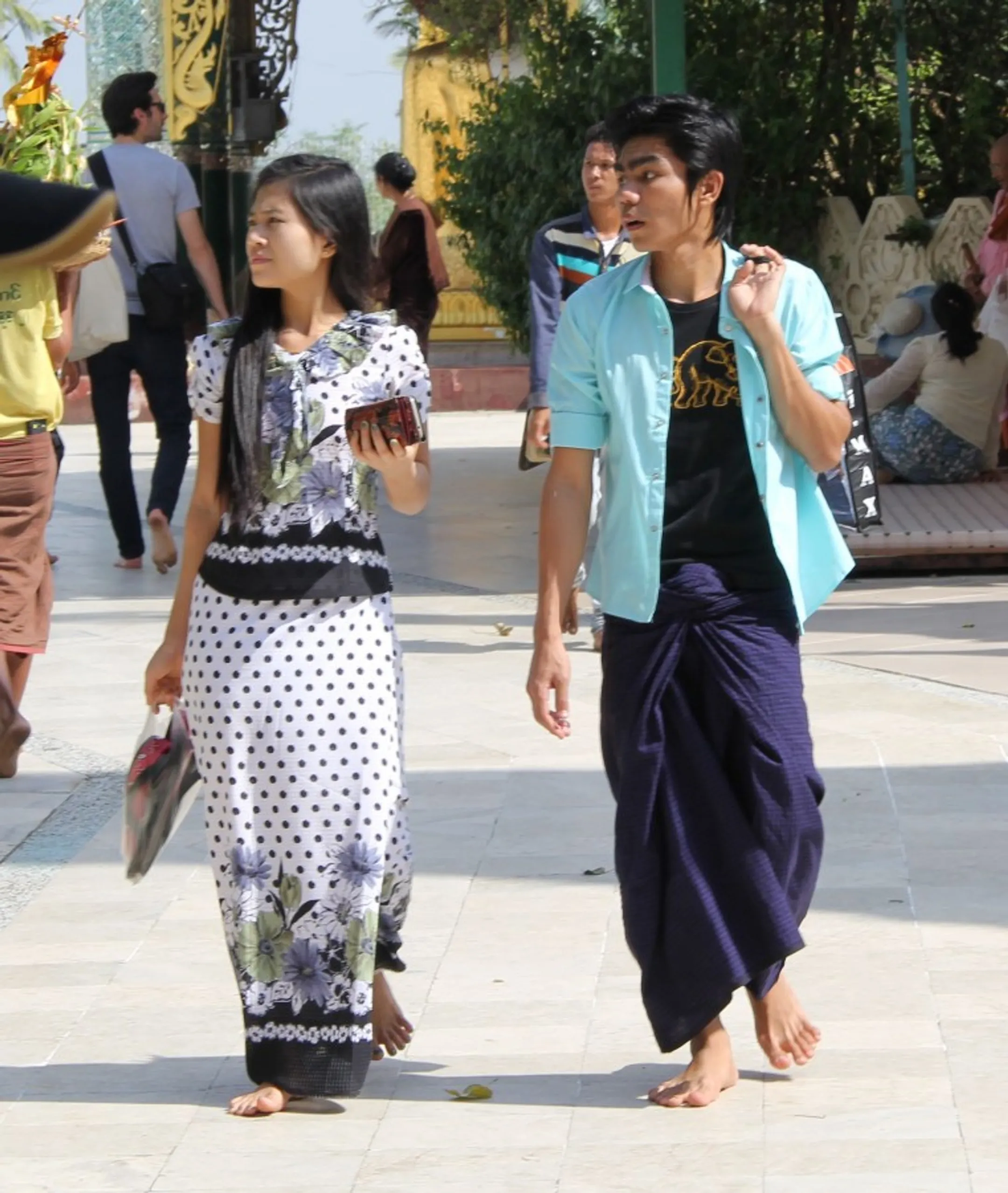 Мьянмийцы в лоунджи