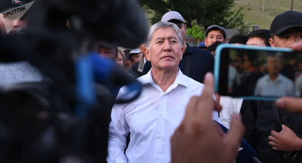 Капитал - Митингующие в Бишкеке заняли Белый дом и освободили Алмазбека Атамбаева