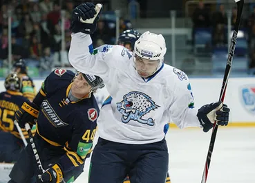 «Атлант», заправивший крылья, и промчавшийся «Локомотив»