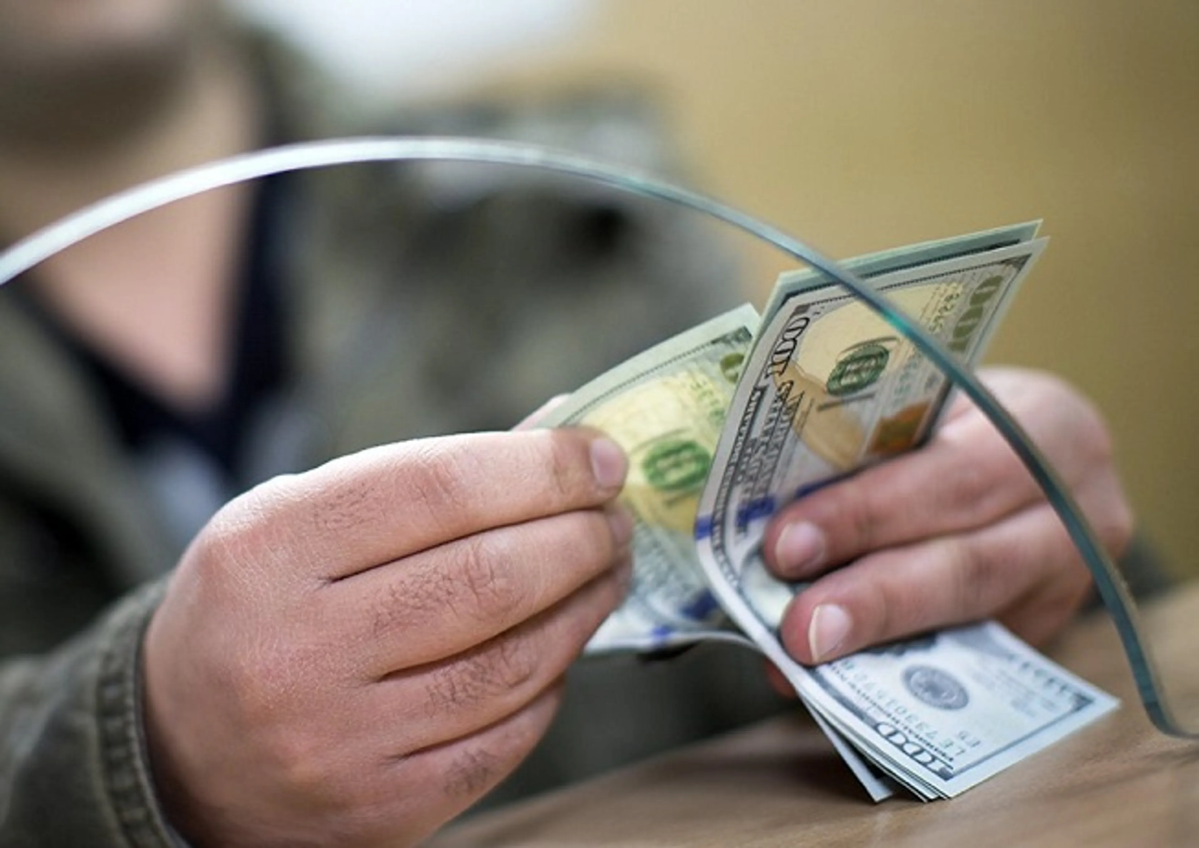 Капитал - Продажи доллара в обменниках за месяц выросли до $1,7 млрд