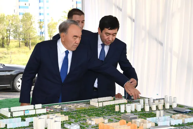 Нурсултан Назарбаев посетил строящийся центр в Караганде