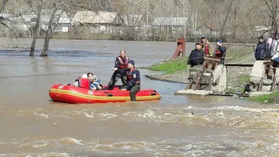 Спасатели эвакуируют жителей села Новая Ульба в ВКО