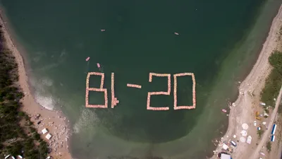 Около тысячи человек построили лого BI Group на воде в честь юбилея