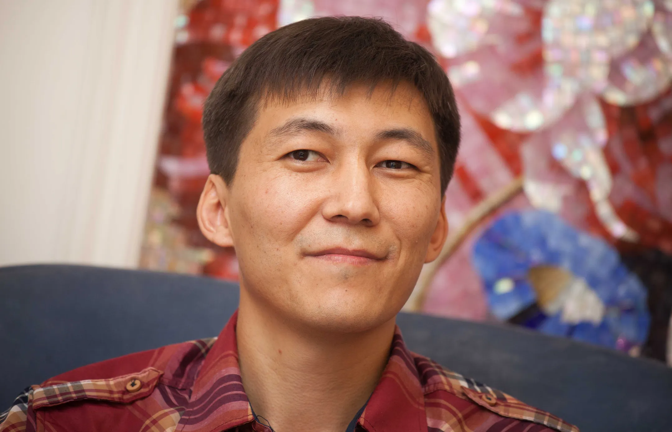 Два алматинца поднимаются к прибыли по светящимся лестницам - Image Kapital.kz