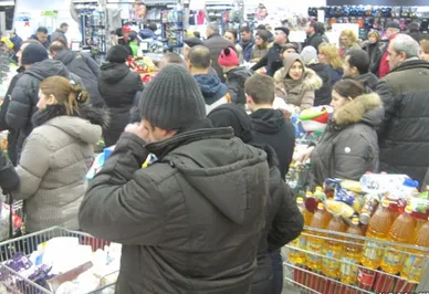 В Азербайджане после девальвации перестали работать магазины