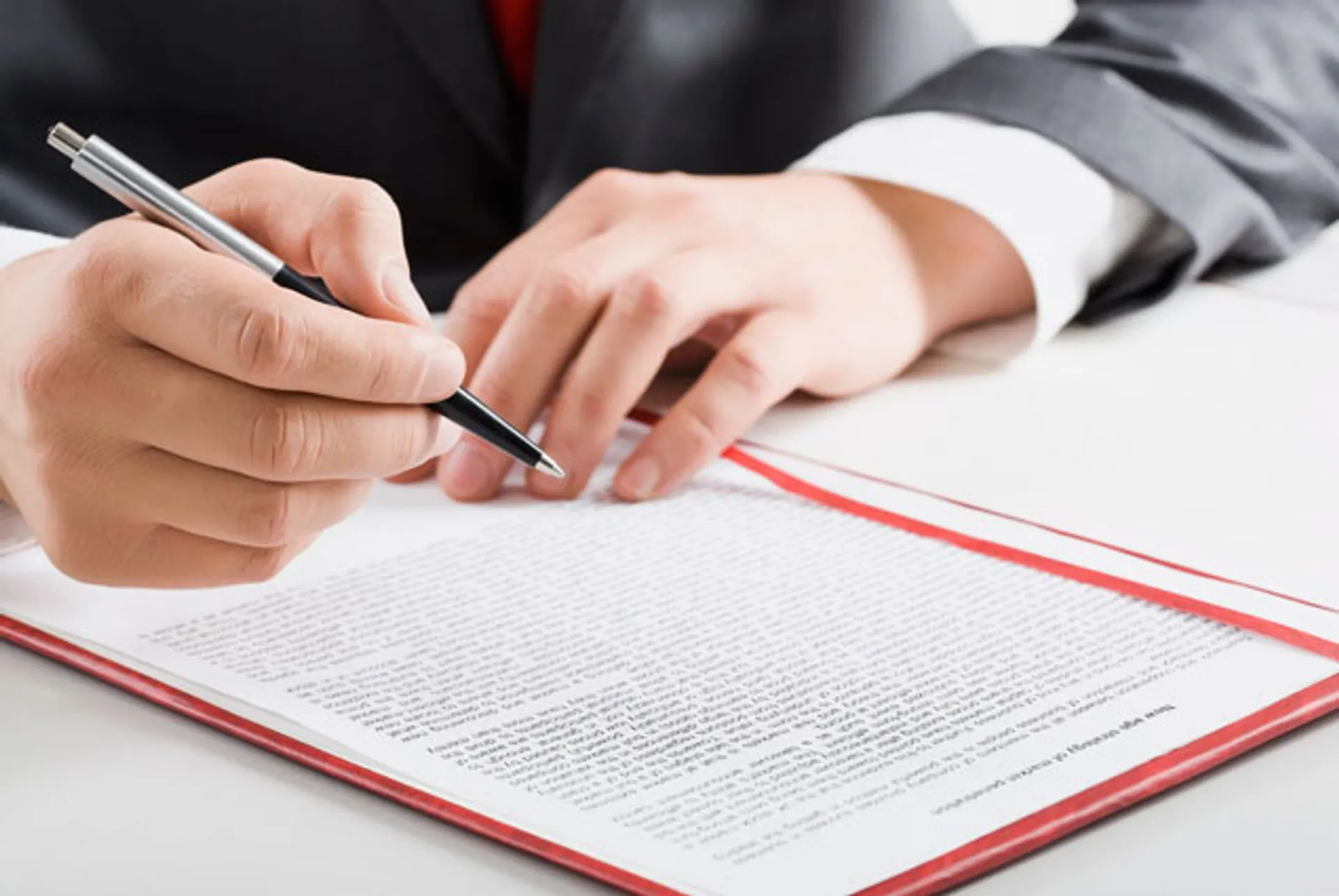 Капитал - Внесены поправки в указы о госслужащих