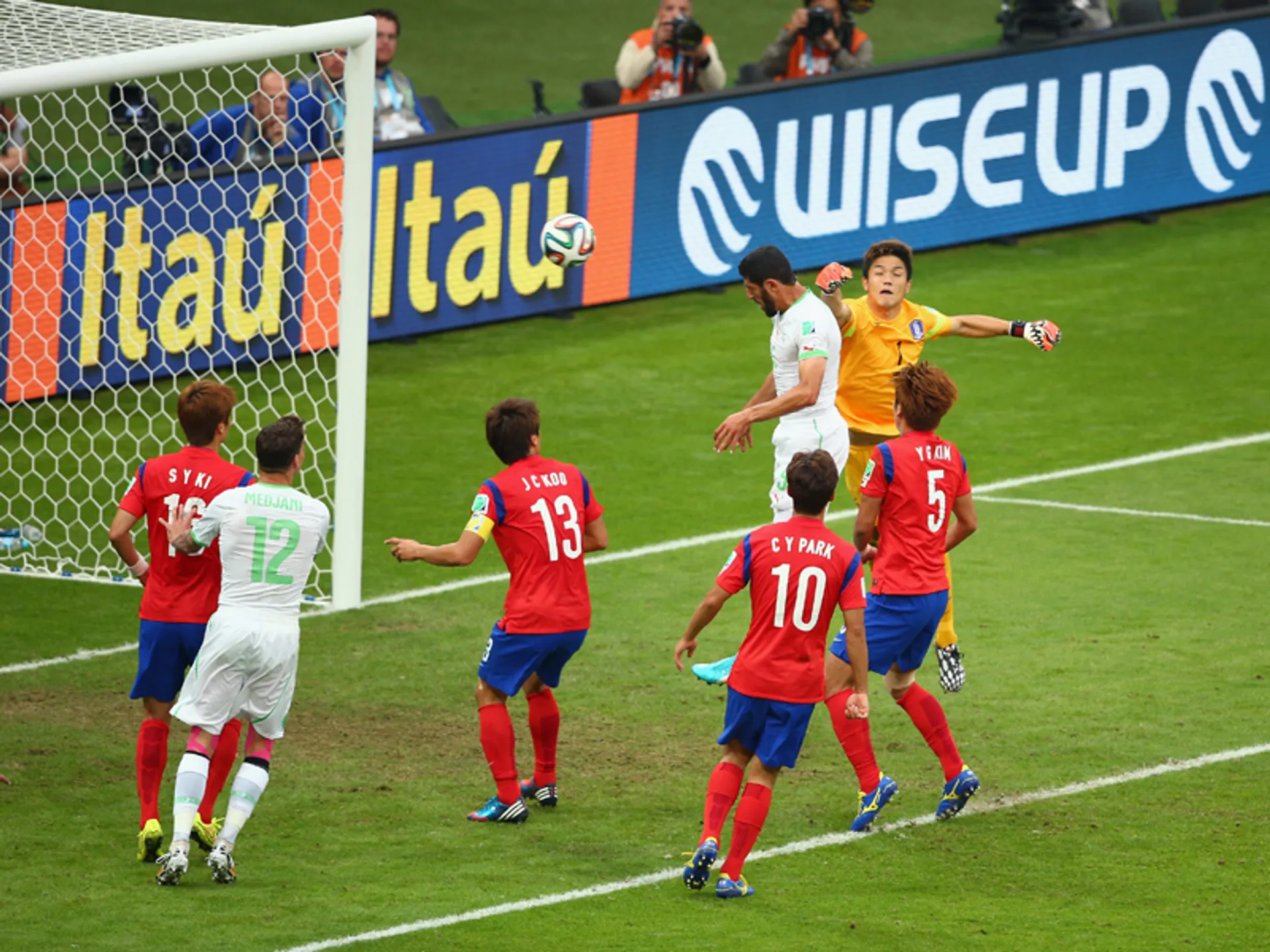 Капитал - Алжир сохранил интригу в группе H