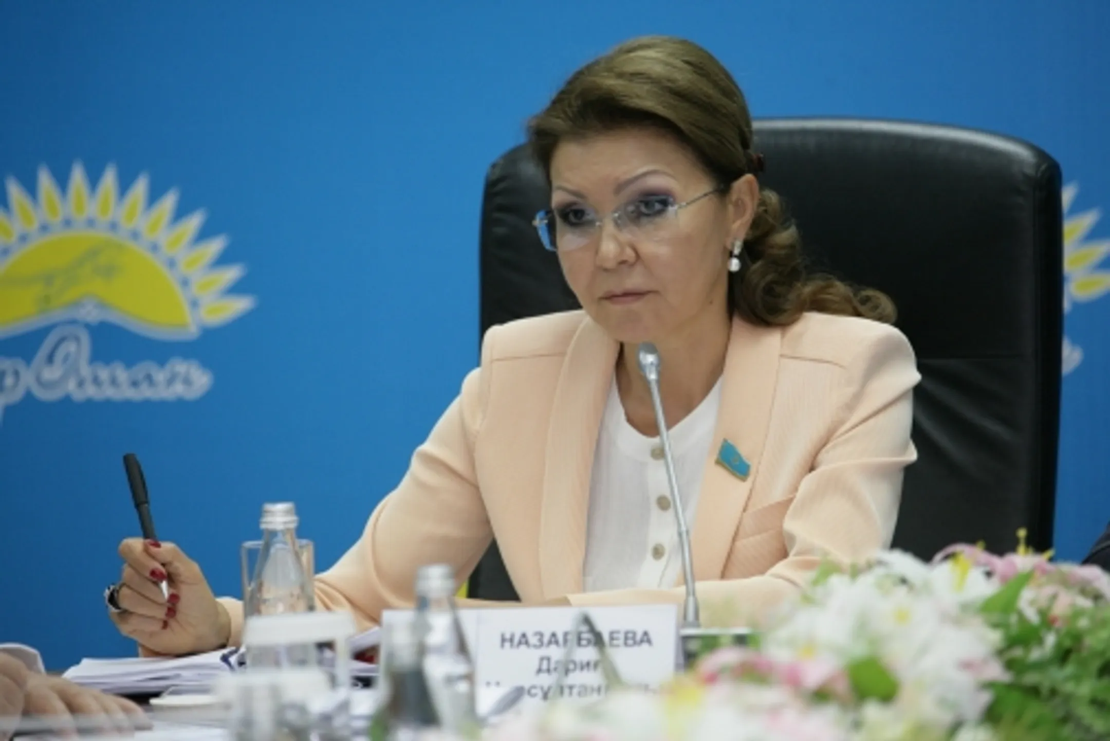 Запрет на использование смартфонов касается всех госслужащих - Image Kapital.kz