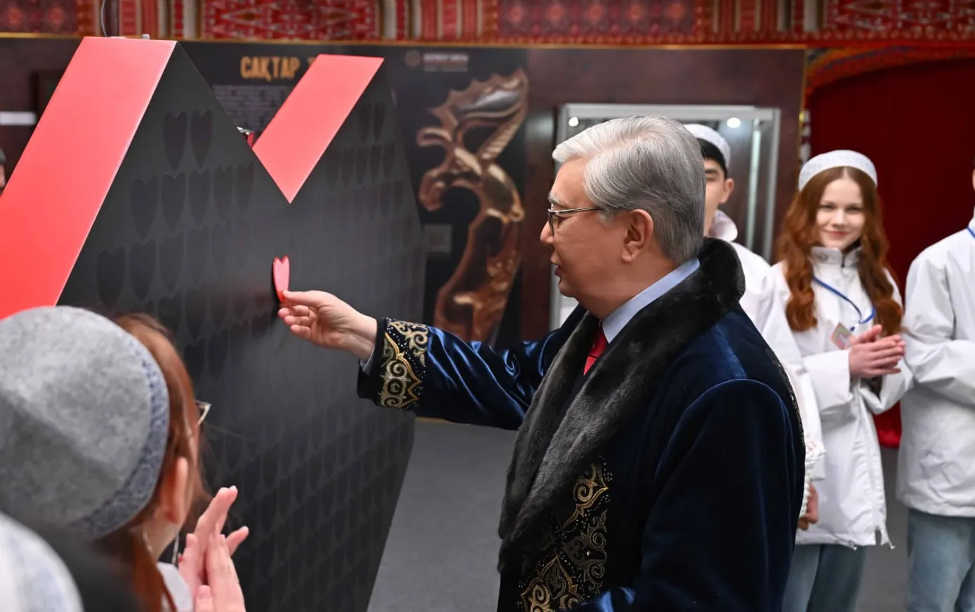 Президенту подарили щенка тазы - фото kapital.kz