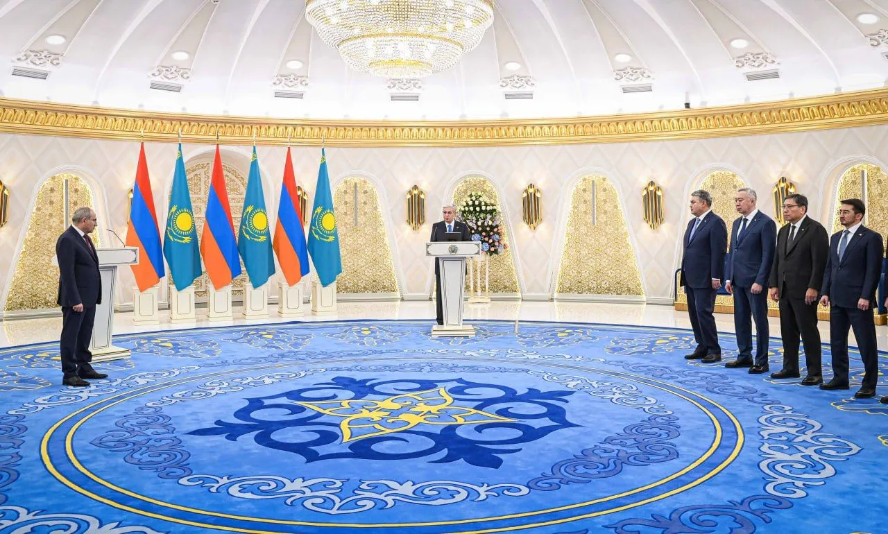 Глава государства наградил премьера Армении орденом Алтын Қыран