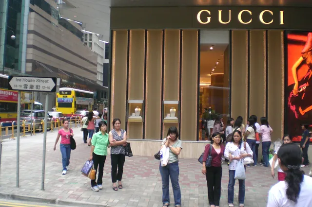 Gucci снизил цены в Китае наполовину