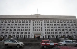 Капитал - Мужчина, закрывшийся в акимате, имел при себе 23,5 кг тротила