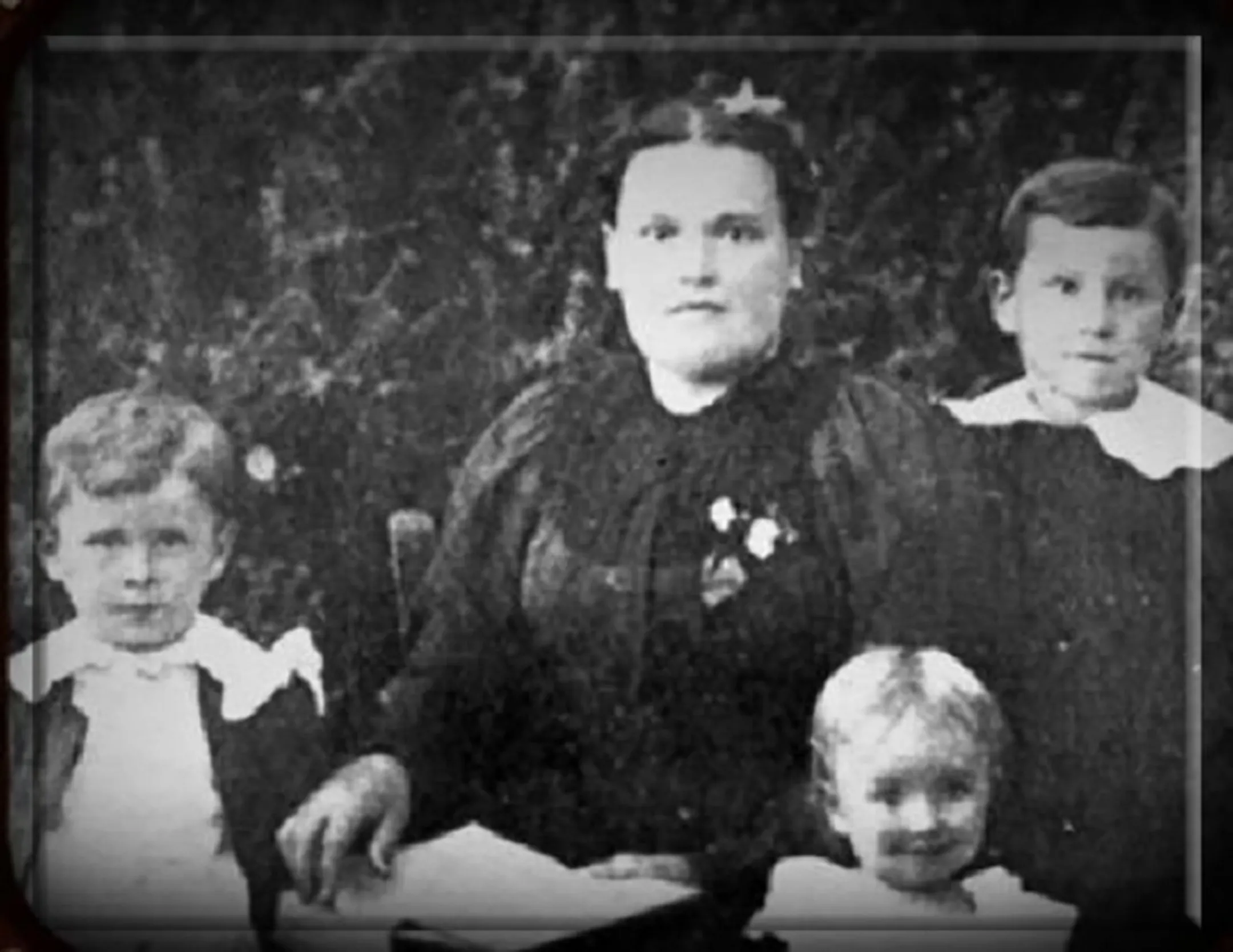 Семья Гарланда Сандерса, сам он за правым плечом матери  