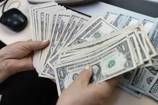 Капитал - На утренних торгах доллар подешевел до 333 тенге