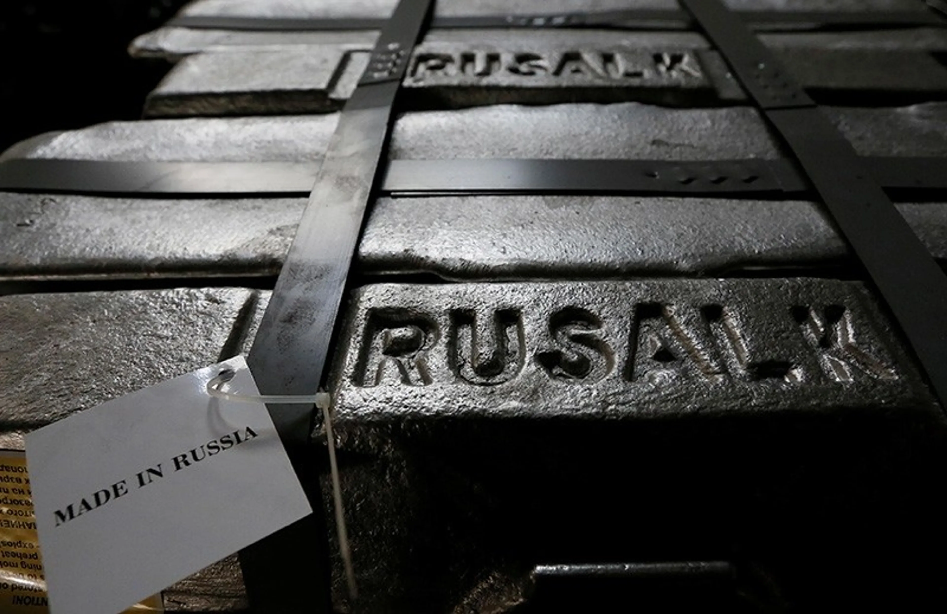 Капитал - Акции Rusal на Гонконгской бирже упали в цене почти на треть
