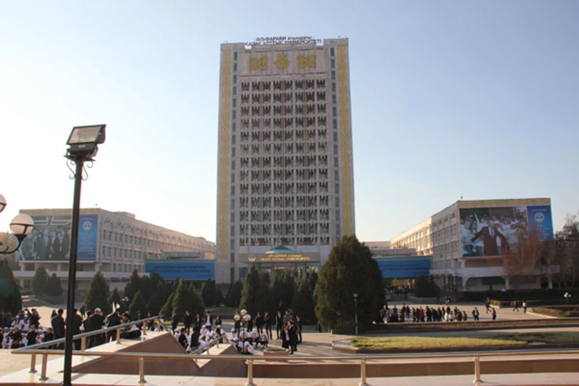 Капитал - Фигурантке скандала в КазНУ угрожают неизвестные