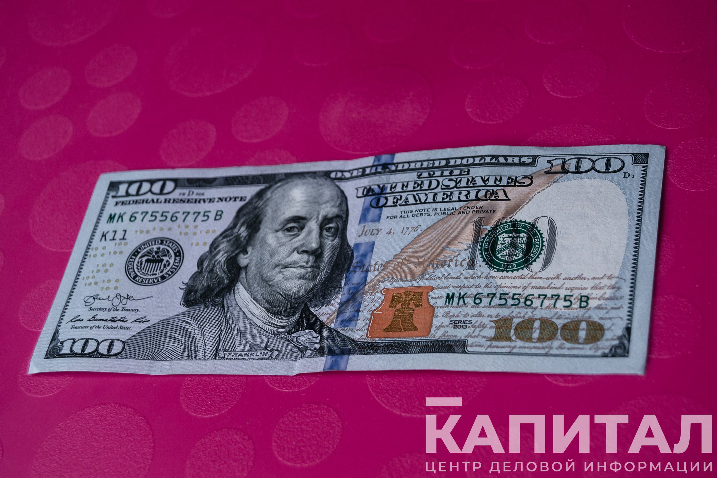 Доллары на голубом фоне. 10900 в долларах. 10900 в долларах. Пачка долларов в руке. Доллар (валюта).