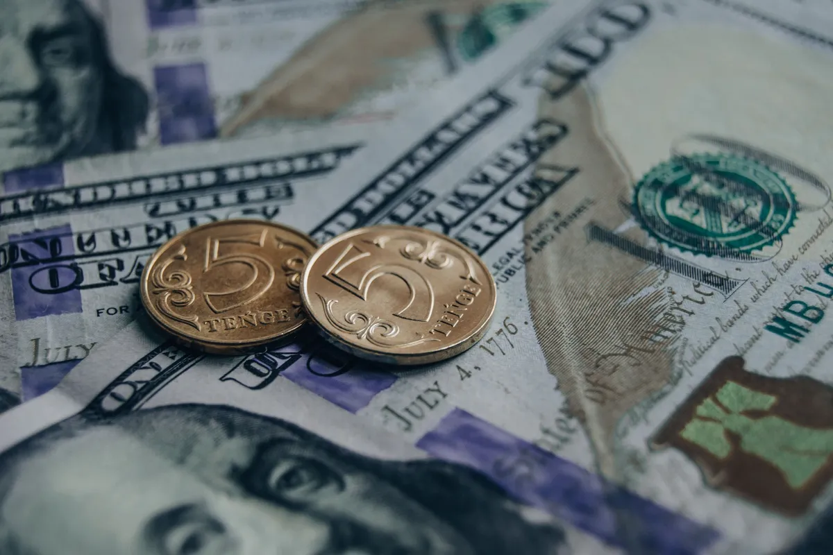 Средневзвешенный курс доллара на бирже составил 469,93 тенге
