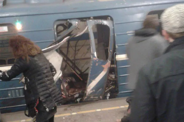 Взрыв в петербургском метро назвали терактом