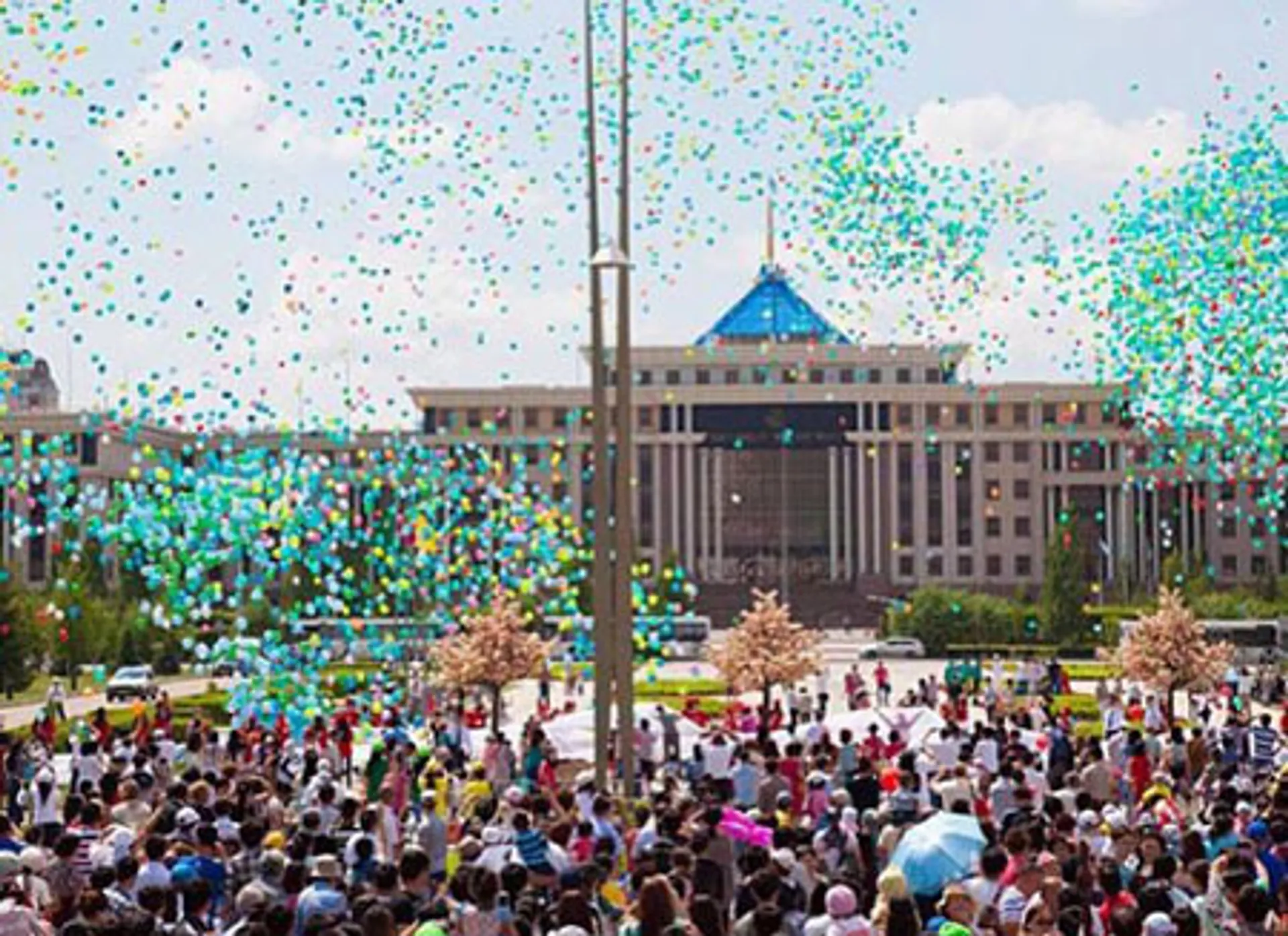 Капитал - 15 тыс. шаров запустили в небо Астаны