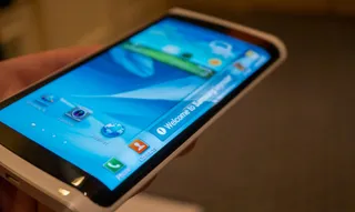 Капитал - Samsung предложит смартфон с завернутым экраном