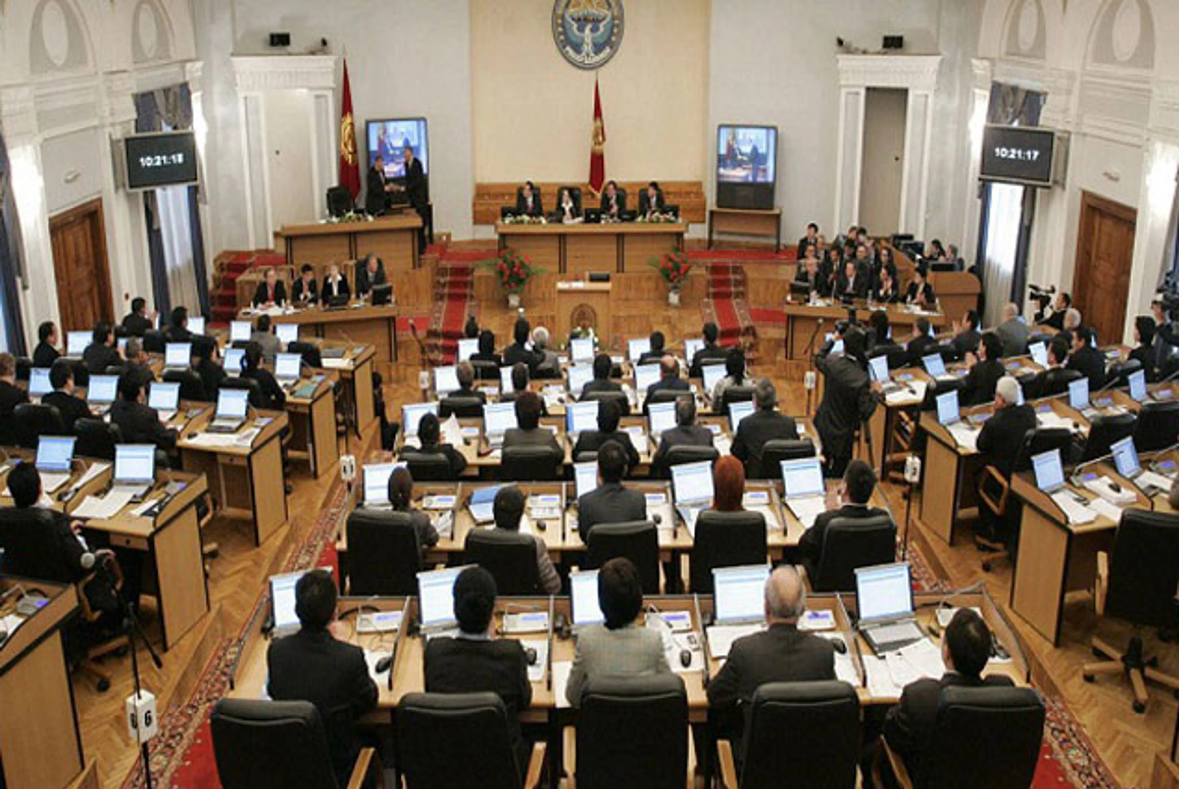 Капитал - Отставку премьера требуют депутаты за Кыргызгаз