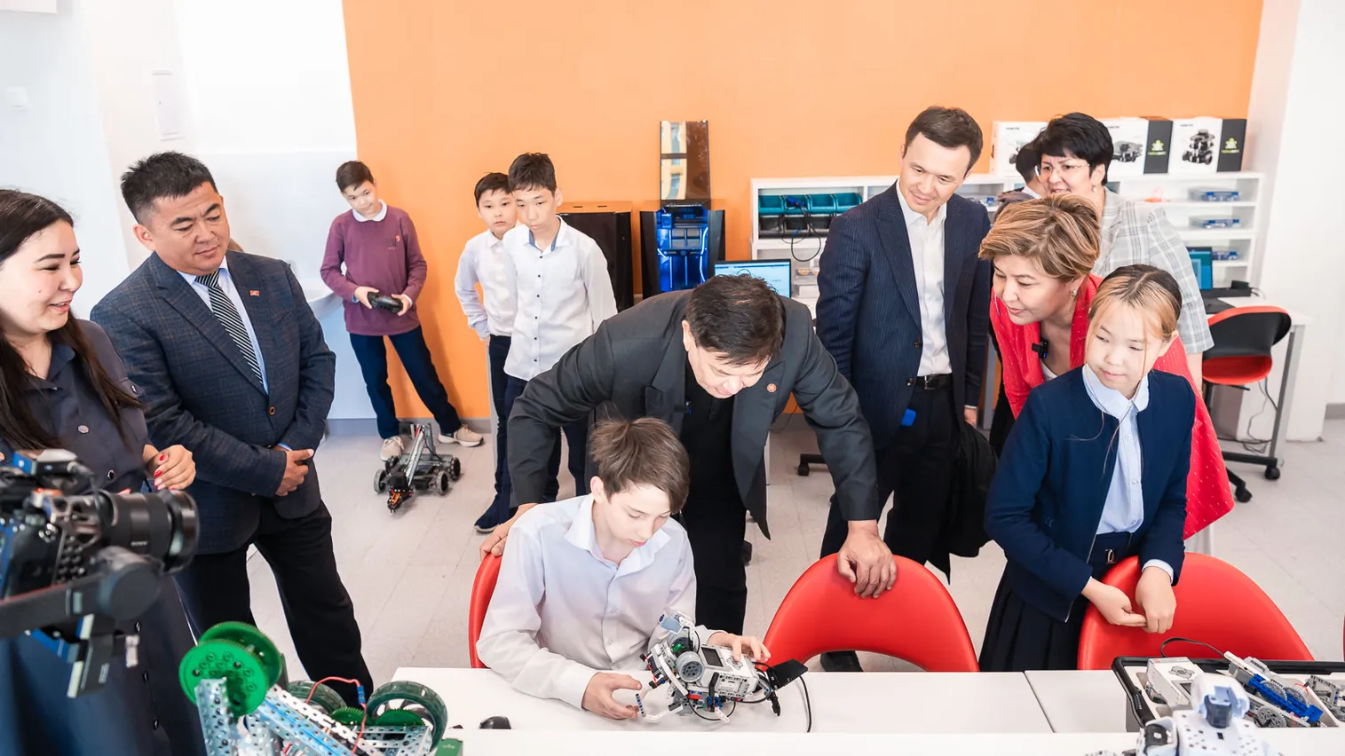 Школу нового формата BINOM посетили депутаты мажилиса - фото kapital.kz