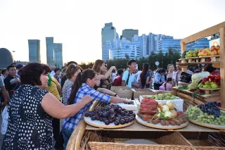 Капитал - Южноказахстанцы угощали гостей ЭКСПО фруктами и национальными напитками