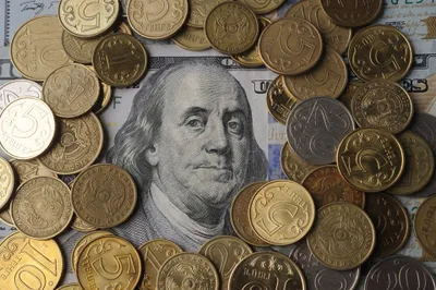 На утренних торгах доллар вновь подешевел