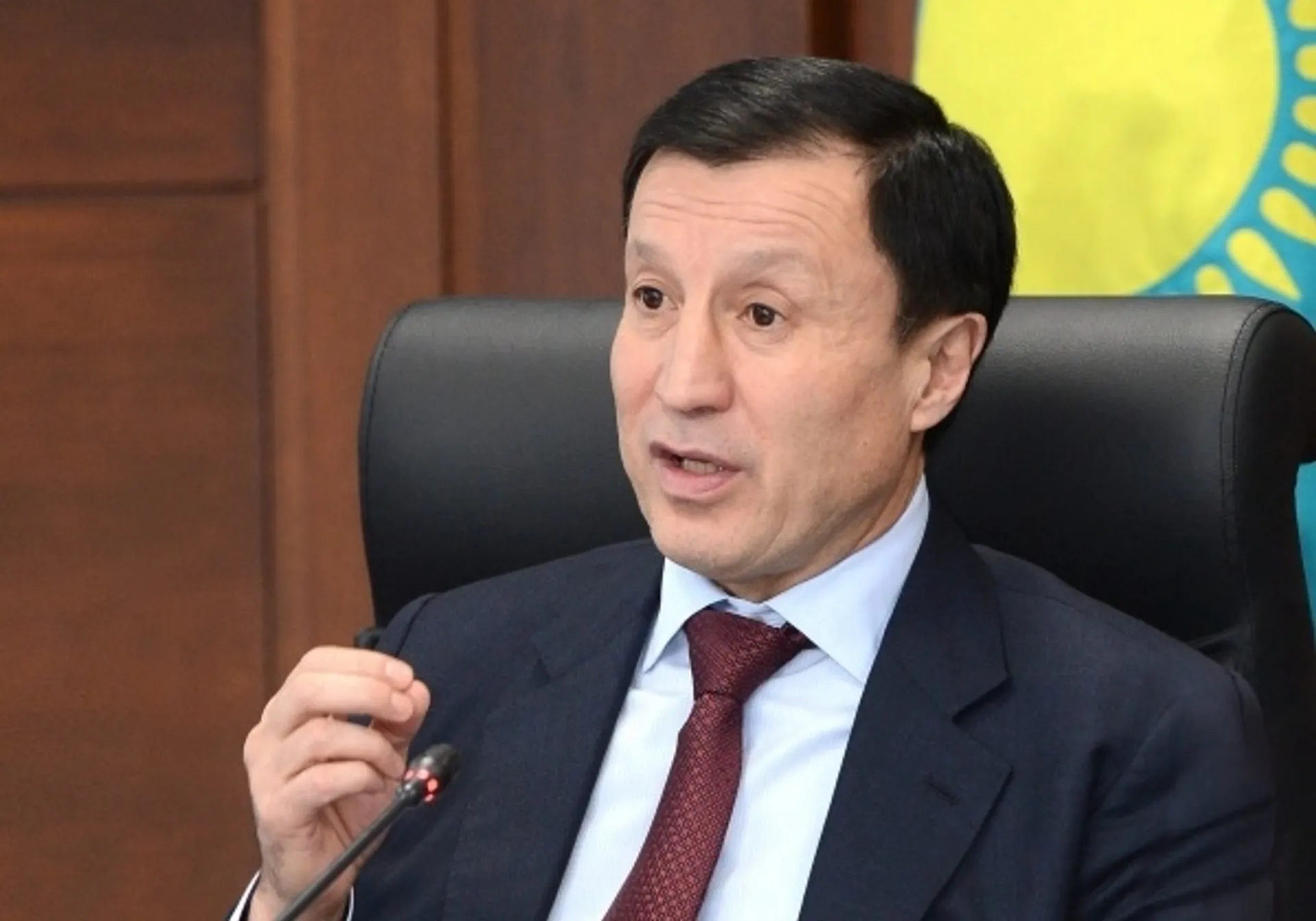 Капитал - Адильбек Джаксыбеков поздравил женщин с 8 марта