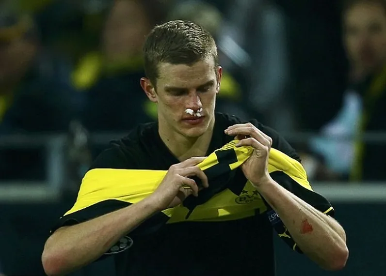 Капитал - Защитнику «Боруссии» купили игровую футболку прямо по ходу матча