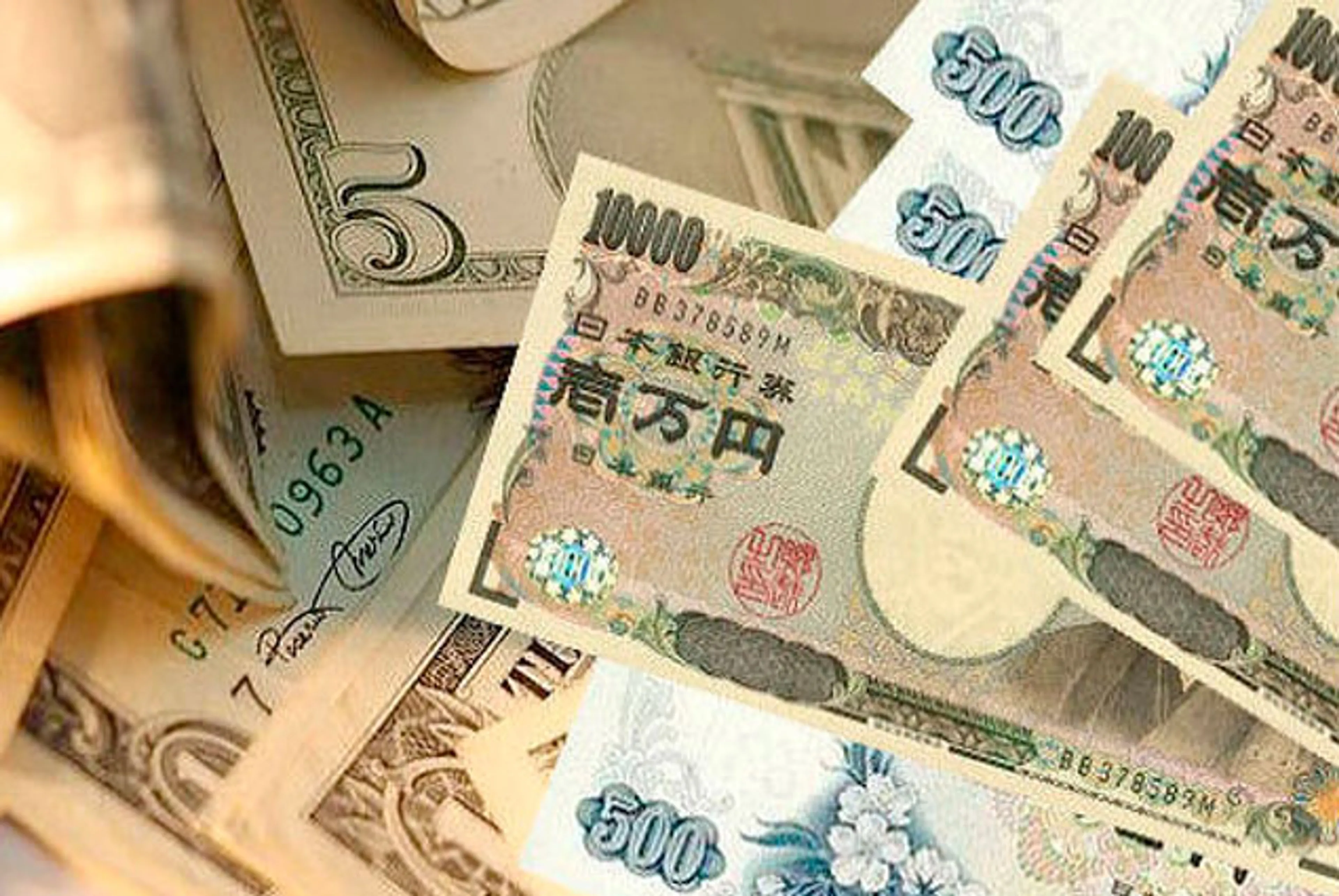 Капитал - Иена подорожала к доллару из-за Крыма