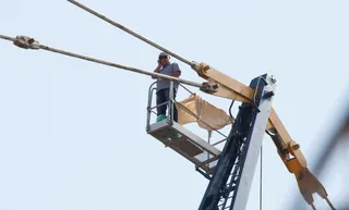 Капитал - В знак протеста строитель взобрался на кран