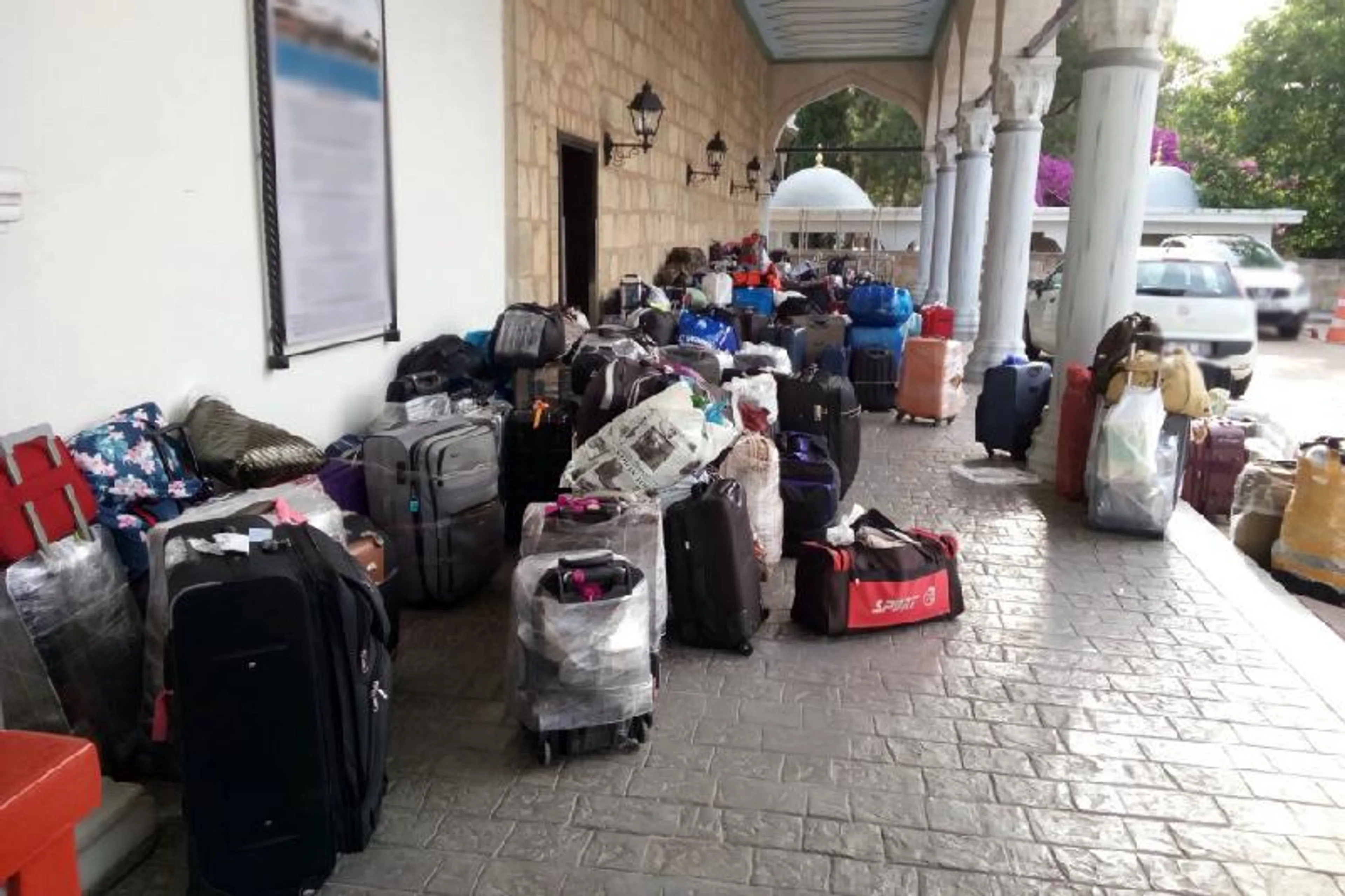 Капитал - Казахстанцы не могут заселиться в отель в Турции из-за банкротства туроператора