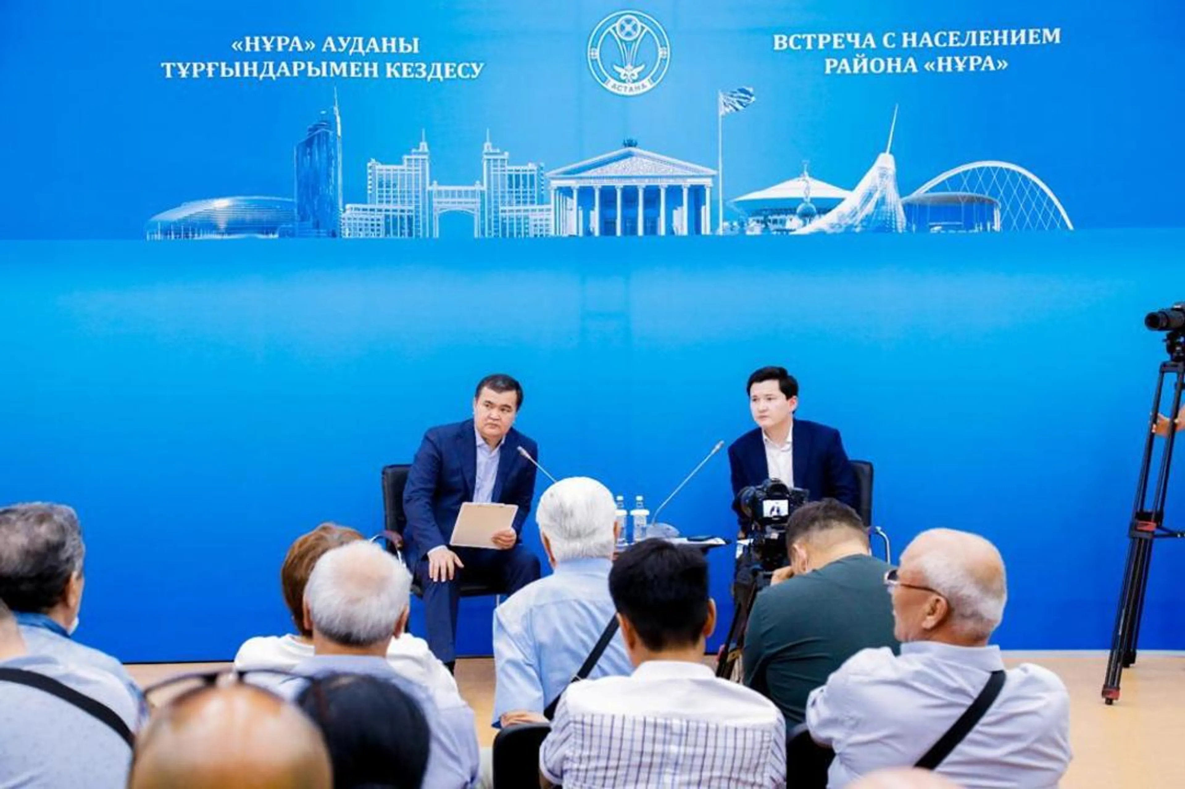 Капитал - Женис Касымбек встретился с жителями микрорайона Жагалау